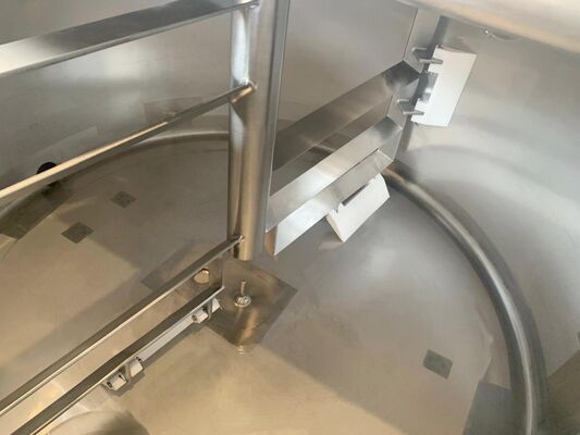 1 x cuve de mélange neuve verticale de 500L en acier inoxydable AISI304L. 1 x cuve de mélange neuve verticale de 60L en acier inoxydable AISI304L.