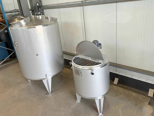 1 x Neuer vertikaler 2.000L Edelstahl-Mischbehälter aus AISI316L  1 x Neuer vertikaler 500L Edelstahl-Mischbehälter aus AISI316L