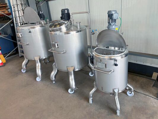 1 x Nieuwe roestvrijstalen verticale mengtank van 300L in AISI316L. 1 x Nieuwe roestvrijstalen verticale mengtank van 830L in AISI316L. 1 x Nieuwe roestvrijstalen verticale mengtank van 1000L in AISI316L.