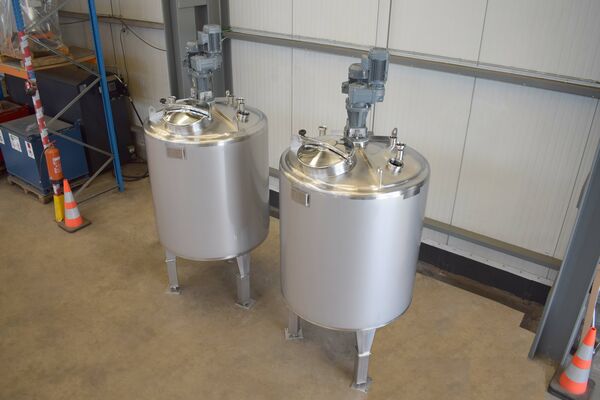 2 x Nieuwe 1.330L roestvrijstalen AISI 316L verticale opslagtanks