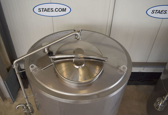 OR171089: 2 x 2000L AISI316L roestvrijstalen bier fermentatie tanks voorzien van een warmtewisselaar, isolatie en een waterlot