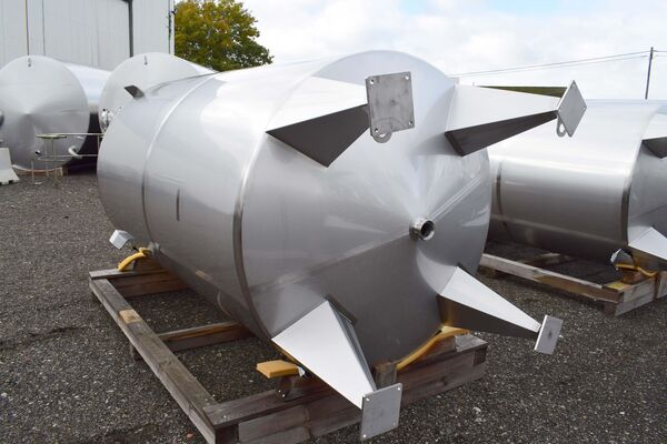 2 x New vertical stainless steel AISI 304L mixing tanks of 5,200L with conical bottom.