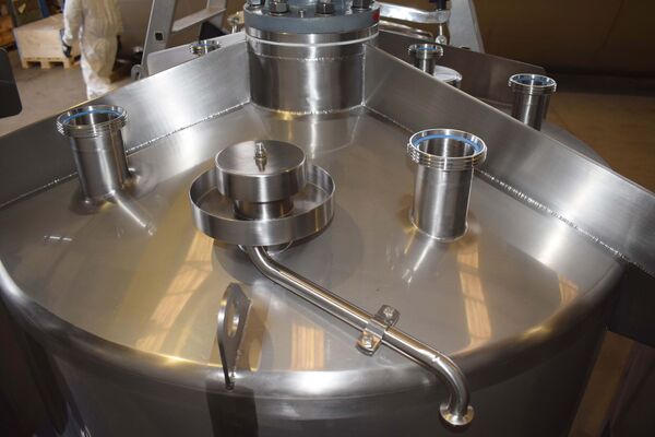3 x Nieuwe roestvrijstalen verticale mengtanks van 1.000L  in AISI316L