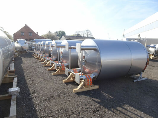 6 x Nieuwe roestvrijstalen verticale mengtanks van 4.500L