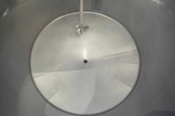 1 x New 1000L stainless-steel AISI316L vertical mixing tank.