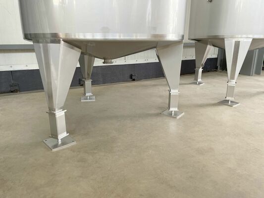 2 x Nieuwe roestvrijstalen verticale mengtanks van 2.500L in AISI316L