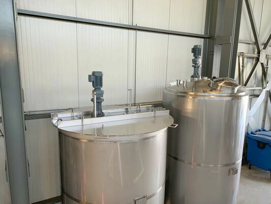 4 x Brand new 5.200L stainless-steel AISI316L vertical mixing tanks. 2 x Brand new 5.400L stainless-steel AISI316L vertical mixing tanks.