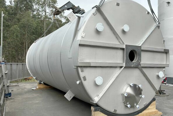 2 x Nieuwe roestvrijstalen verticale opslagtanks van 61.000L in AISI316L