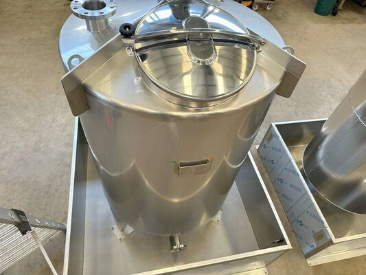 1 x Nieuwe roestvrijstalen verticale mengtank van 2.000L in AISI316L 1 x Nieuwe roestvrijstalen verticale opslagtank van 1.000L in AISI316L