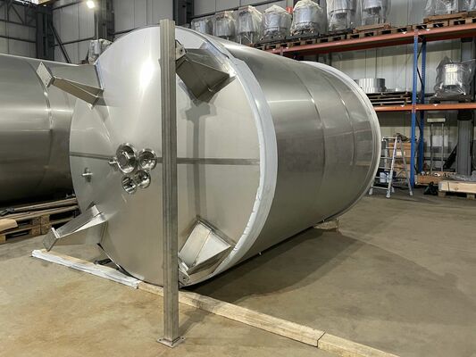 2 x Nieuwe roestvrijstalen verticale mengtanks van 15.300L in AISI316L