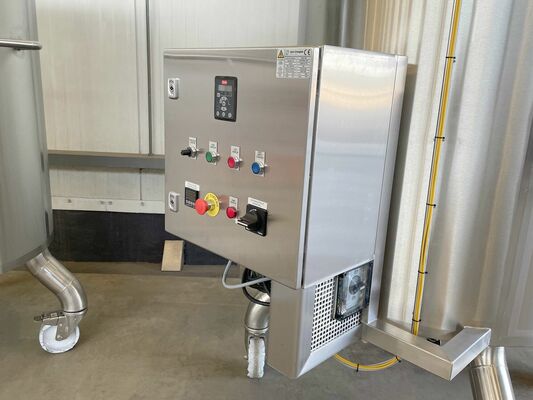 2 x Nieuwe roestvrijstalen verticale mengtanks van 750L in AISI316L