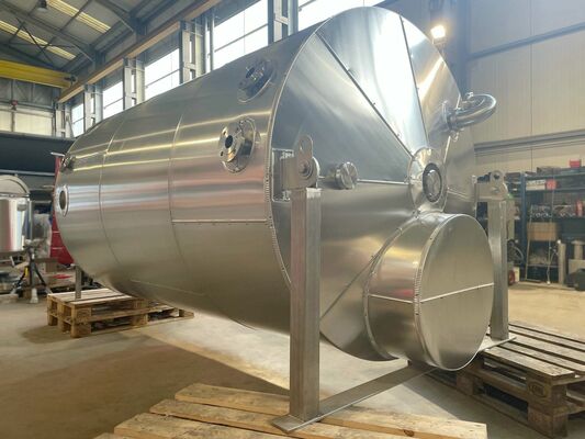 1 x Nieuwe roestvrijstalen verticale opslagtank van 5.200L in AISI304L