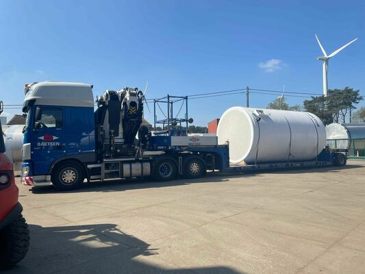 4 x Nieuwe verticale polyester opslagtanks van 42.000L.