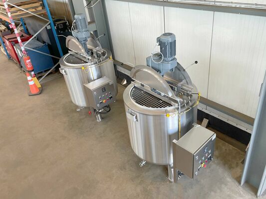 2 x Nieuwe roestvrijstalen verticale mengtanks van 750L in AISI316L