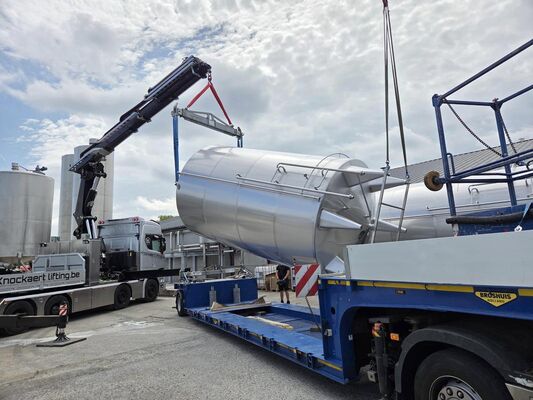 3 x vertical second-hand mixing tanks of 31.000 L in AISI 304L stainless steel.