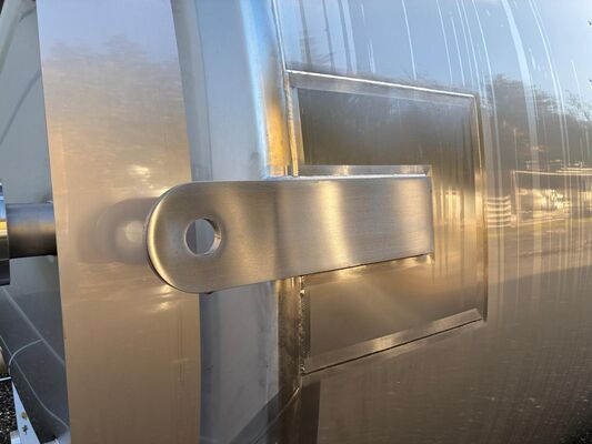 2 x neue vertikale Lagertanks aus Edelstahl mit einem von 30.400L aus AISI316L