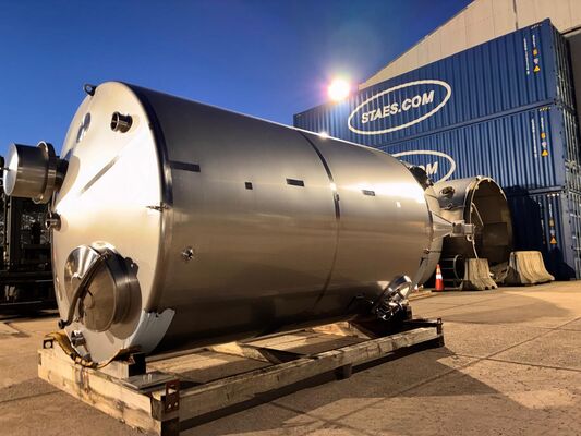 1 x Nouvelle cuve de mélange verticale 10.300L en acier inoxydable AISI304L.