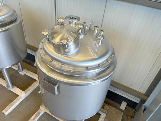2 x Nieuwe roestvrijstalen verticale mengtanks van 700L in AISI316L