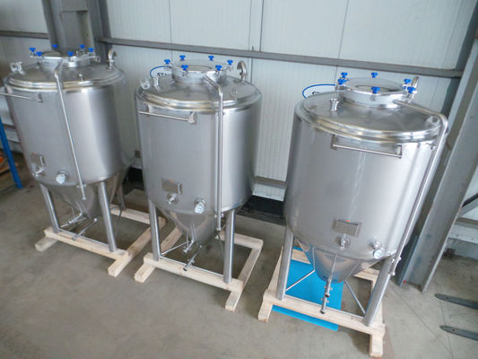 OR160743 - Brouwerij: 3 x 1.350L AISI304; CCT bier fermentatie tanks; 0.5 bar