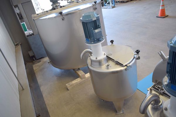 2 x 200L roestvrijstalen enkelwandige mengtanks en 1 x 1470L roestvrijstalen mengtank met warmtewisselaar en isolatie