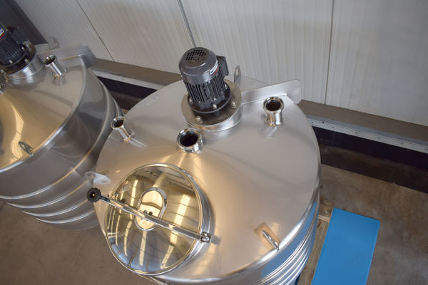 OR171300: 2 x 1.000L AISI316L Roestvrijstalen mengtanks voorzien van warmtewisselaar en een propellor roerwerk