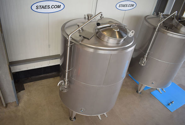 OR171089: 2 x 2000L AISI316L roestvrijstalen bier fermentatie tanks voorzien van een warmtewisselaar, isolatie en een waterlot