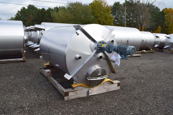 2 x New vertical stainless steel AISI 304L mixing tanks of 5,200L with conical bottom.