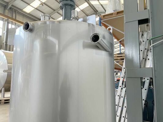 2 x Nieuwe roestvrijstalen verticale mengtanks van 2.500L in AISI316L