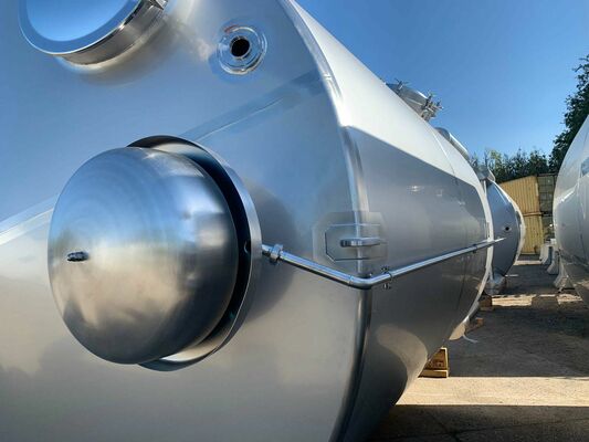 6 x Nieuwe roestvrijstalen verticale opslagtanks van 30.000L in AISI304L
