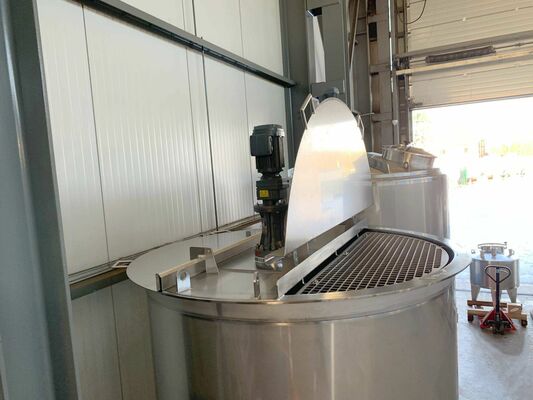 4 x Brand new 5.200L stainless-steel AISI316L vertical mixing tanks. 2 x Brand new 5.400L stainless-steel AISI316L vertical mixing tanks.