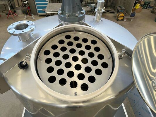 1 x Nieuwe roestvrijstalen verticale mengtank van 2.000L in AISI316L 1 x Nieuwe roestvrijstalen verticale opslagtank van 1.000L in AISI316L