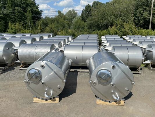 2 x Nieuwe roestvrijstalen verticale opslagtanks van 7.000L in AISI316L