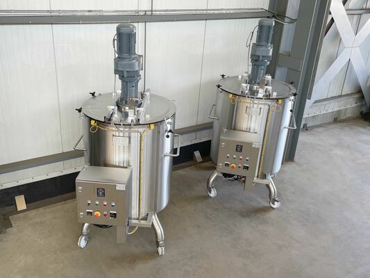 2 x Nieuwe roestvrijstalen verticale mengtanks van 750L in AISI316L