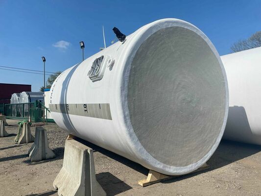 4 x Nieuwe verticale polyester opslagtanks van 42.000L.