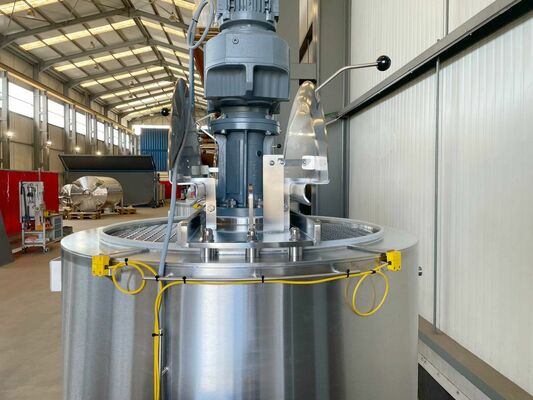 2 x Nieuwe roestvrijstalen verticale mengtanks van 750L in AISI316L