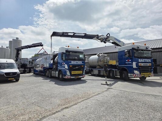 3 x vertical second-hand mixing tanks of 31.000 L in AISI 304L stainless steel.