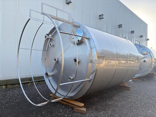 2 x neue vertikale Lagertanks aus Edelstahl mit einem von 30.400L aus AISI316L
