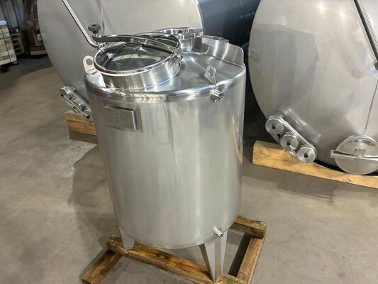 1 x Nouvelle cuve de mélange verticale 780 L en acier inoxydable AISI 316L.
