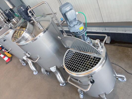1 x Nieuwe roestvrijstalen verticale mengtank van 300L in AISI316L. 1 x Nieuwe roestvrijstalen verticale mengtank van 830L in AISI316L. 1 x Nieuwe roestvrijstalen verticale mengtank van 1000L in AISI316L.