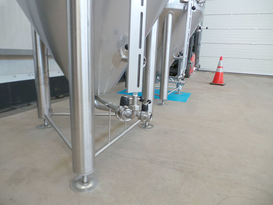 2 x 1.390L roestvrijstalen AISI304 CCT bier fermentatie tanks met een werkdruk van 3 bar