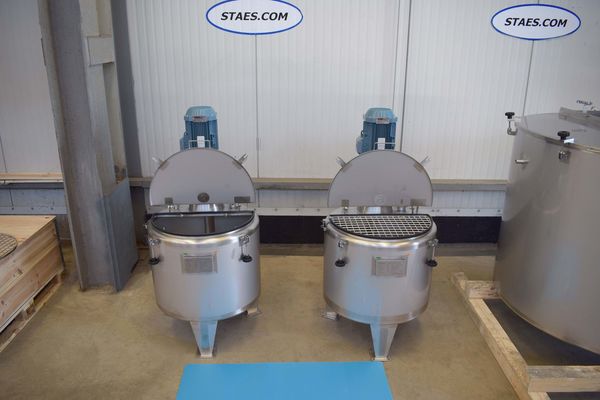 2 x 200L roestvrijstalen enkelwandige mengtanks en 1 x 1470L roestvrijstalen mengtank met warmtewisselaar en isolatie