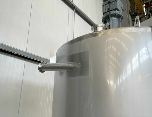 2 x Nieuwe roestvrijstalen verticale mengtanks van 2.500L in AISI316L