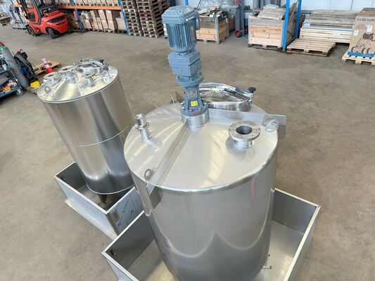 1 x Nieuwe roestvrijstalen verticale mengtank van 2.000L in AISI316L 1 x Nieuwe roestvrijstalen verticale opslagtank van 1.000L in AISI316L