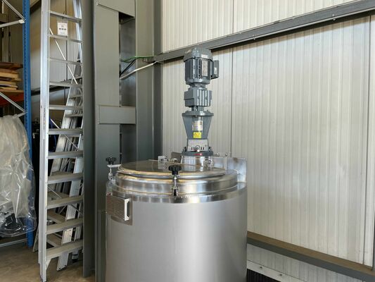 1 x Nieuwe roestvrijstalen verticale mengtank van 300L in AISI316L  1 x Nieuwe roestvrijstalen verticale mengtank van 500L in AISI316L