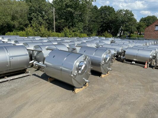 2 x Nieuwe roestvrijstalen verticale opslagtanks van 7.000L in AISI316L