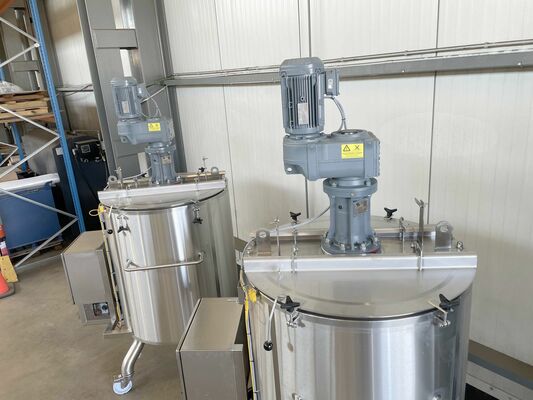 2 x Nieuwe roestvrijstalen verticale mengtanks van 750L in AISI316L