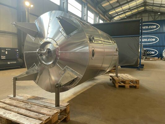 1 x Nieuwe roestvrijstalen verticale opslagtank van 5.200L in AISI304L