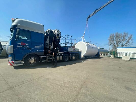 4 x Nieuwe verticale polyester opslagtanks van 42.000L.