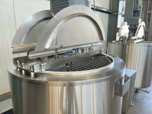 2 x Nieuwe roestvrijstalen verticale mengtanks van 750L in AISI316L