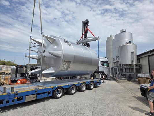 3 x vertical second-hand mixing tanks of 31.000 L in AISI 304L stainless steel.